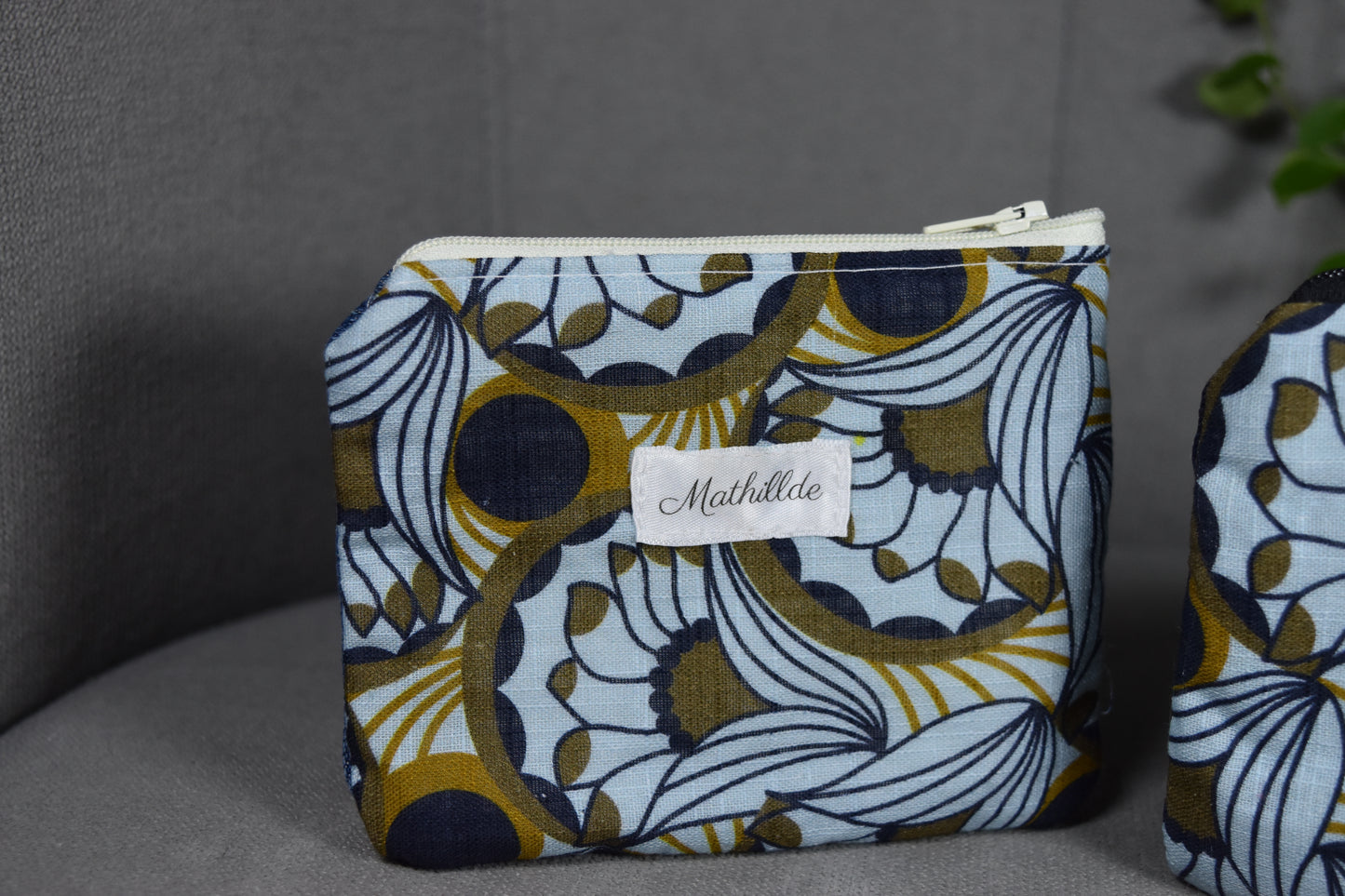 Tinys florales colorées et jeans