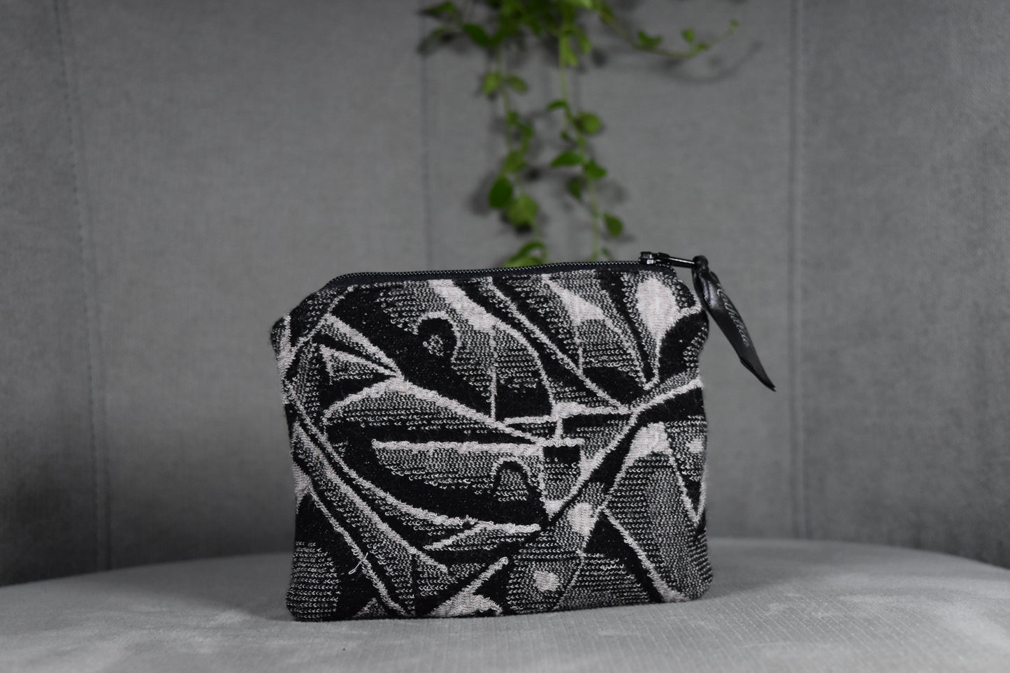 Tiny noire et motif végétal