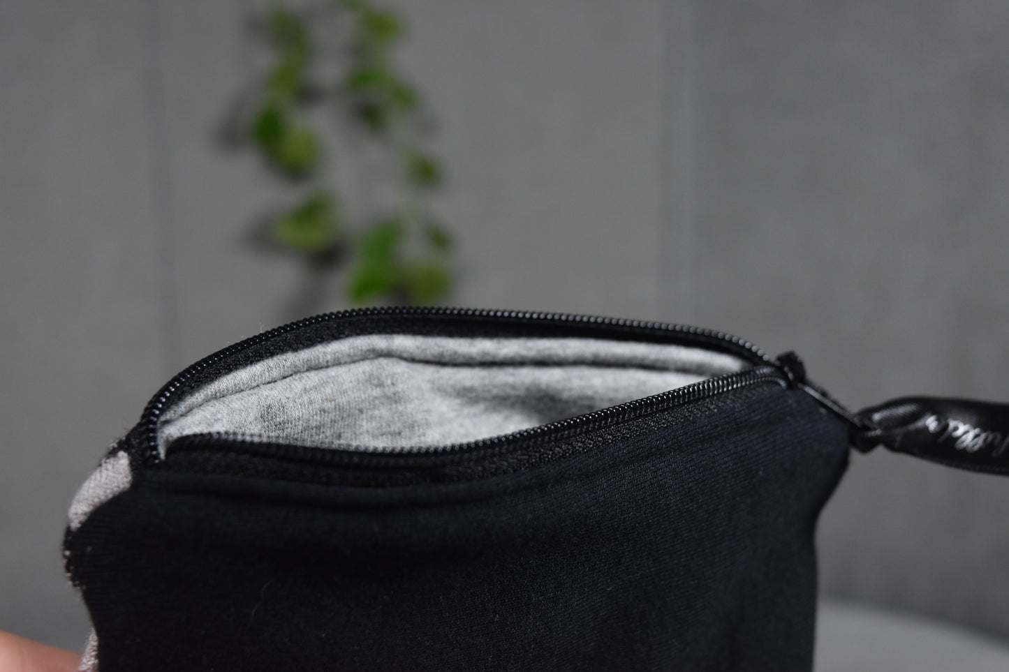 Tiny noire et motif végétal