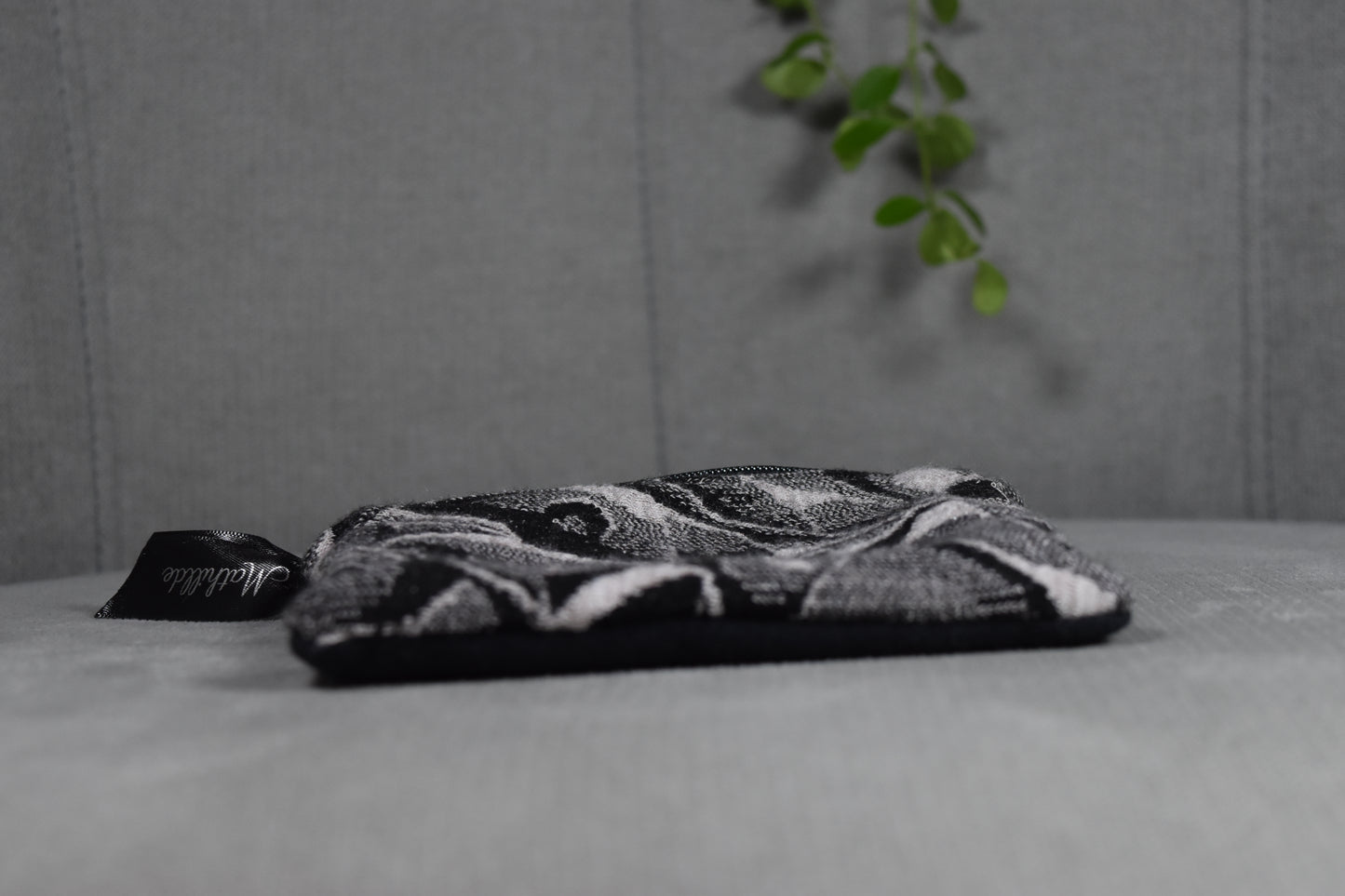 Tiny noire et motif végétal