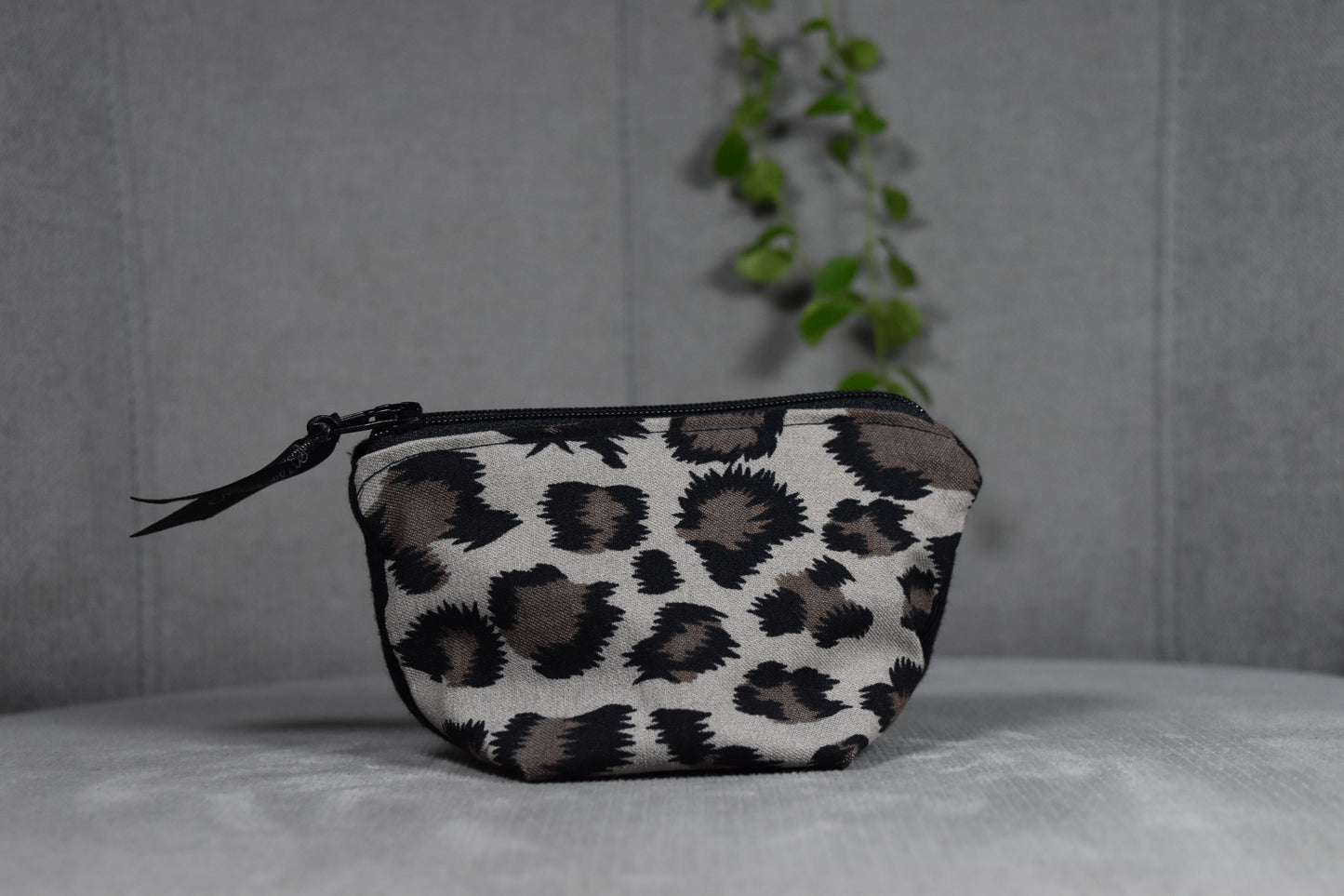 Tiny avec fond léopard et noir