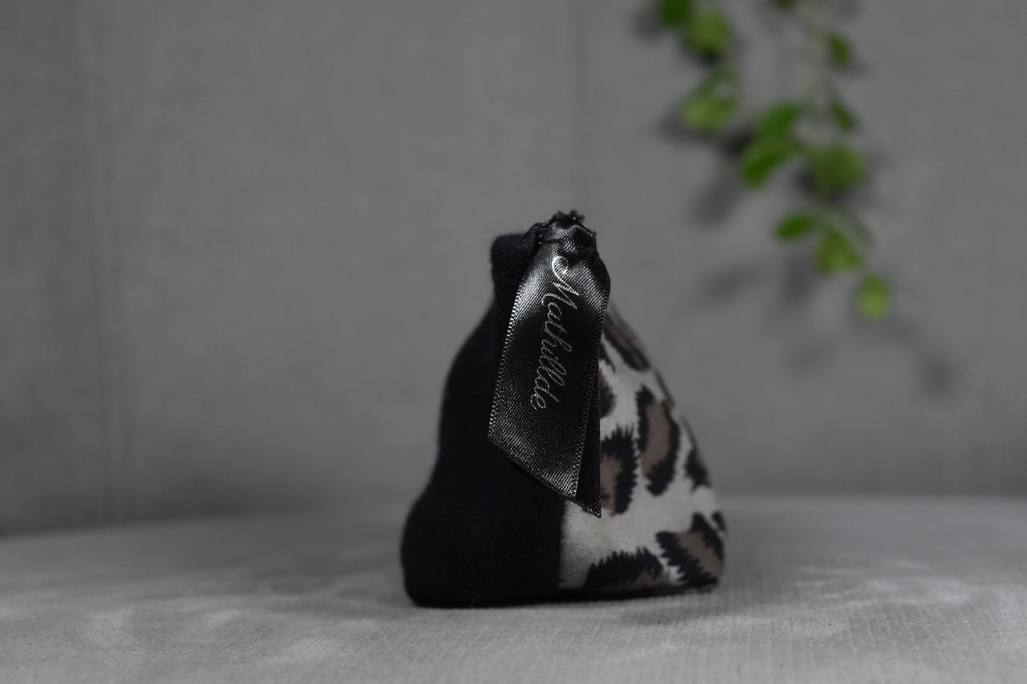 Tiny avec fond léopard et noir