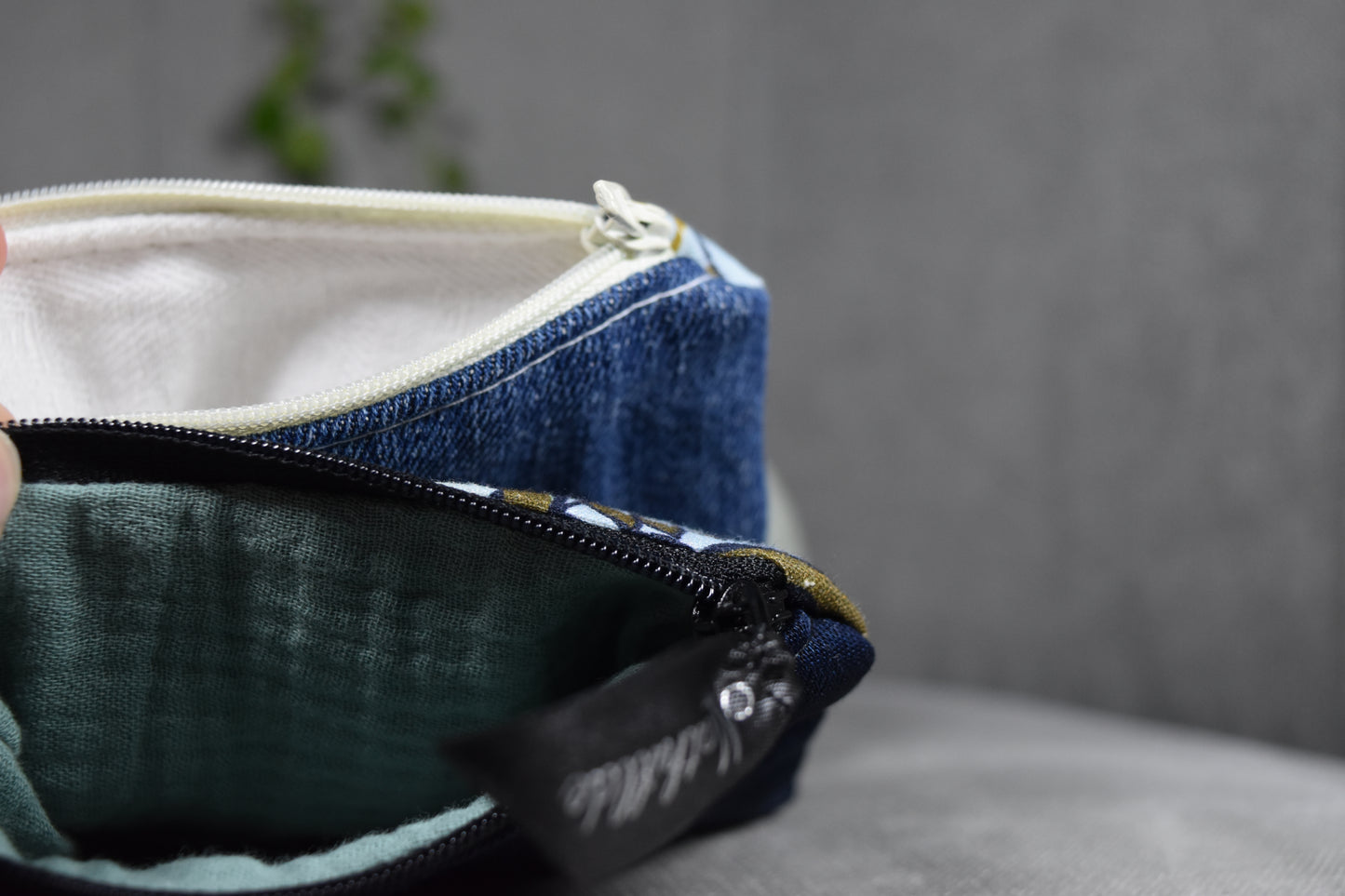 Tinys florales colorées et jeans